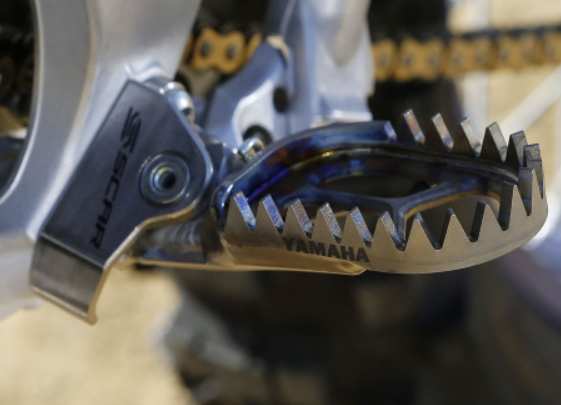 YAMAHA YZ 250 [2024-2027] - Fußrastenhalterung Titan