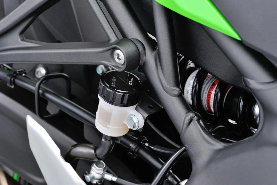 Kawasaki Z 650 [Daytona]-rear main cylinder cover