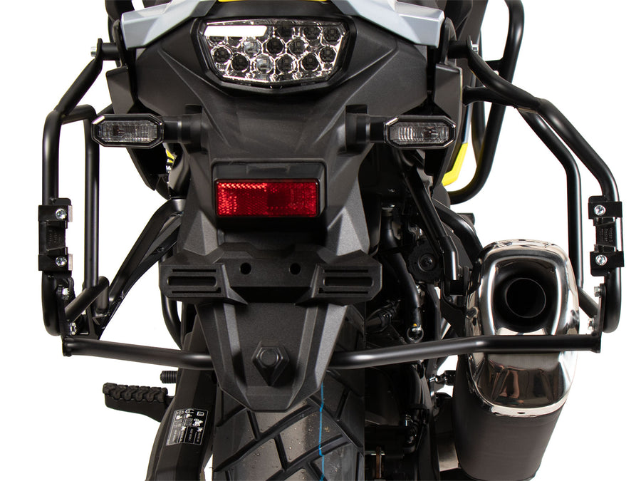 Suzuki V-Strom 800 DE [2023-2026] - Kofferträgerset Cutout schwarz inkl. Xplorer Cutout schwarz Kofferset