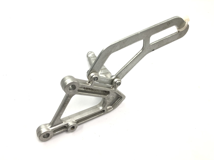 Aprilia Mille RSV 1000 ME [1999] - Footrest system driver's footrest on the right