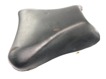 Suzuki GSX R 1000 WVBZ K3 [2003] - Driver's seat bench cover has cracks - 0