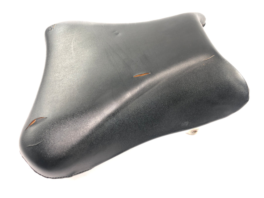 Suzuki GSX R 1000 WVBZ K3 [2003] - Driver's seat bench cover has cracks