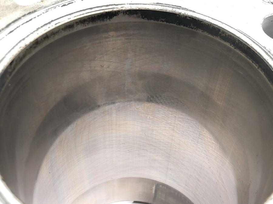 Yamaha XV 1600 Wild Star VP08 [2002] - cylinder with piston at the front