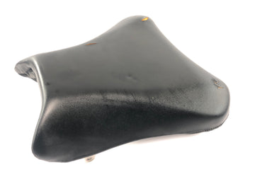 Suzuki GSX R 1000 WVBZ K3 [2003] - Driver's seat bench cover has cracks
