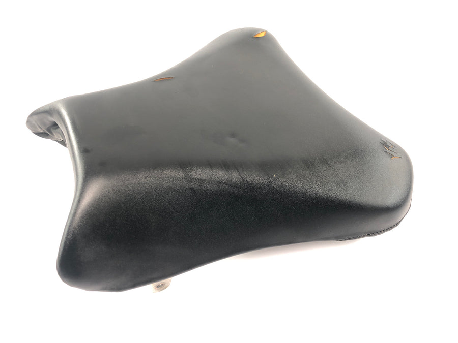 Suzuki GSX R 1000 WVBZ K3 [2003] - Driver's seat bench cover has cracks