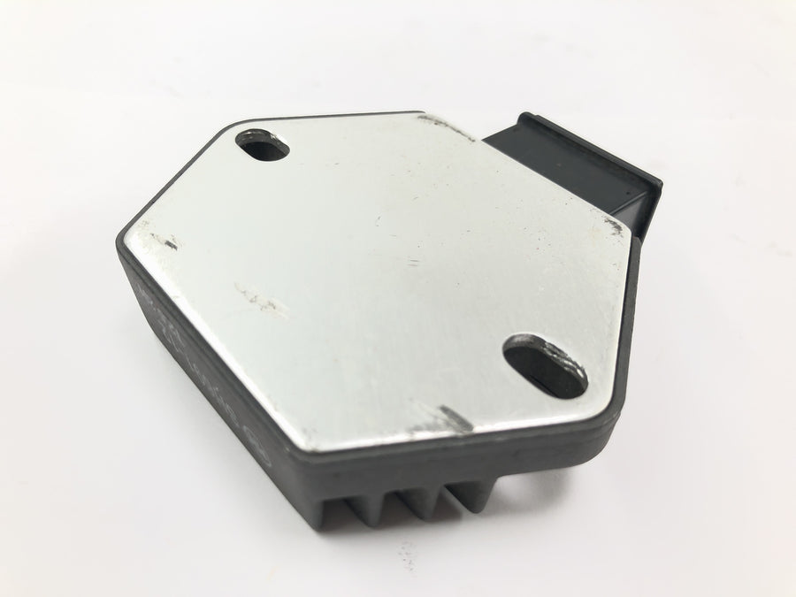 Honda CBR 900 RR SC28 [1995] - Voltage regulator regulator
