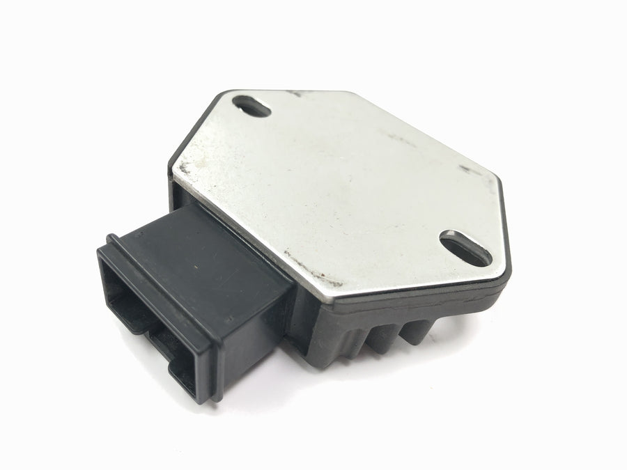 Honda CBR 900 RR SC28 [1995] - Voltage regulator regulator