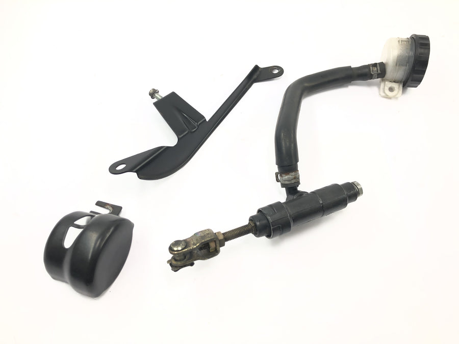 Triumph Speedmaster 900 [2003] - Rear brake pump Rear brake pump with holder