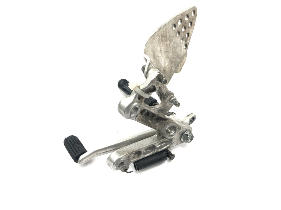 Honda CBR 900 RR SC28 [1995] - driver's footrest right footrest system footrest right with brake pedal