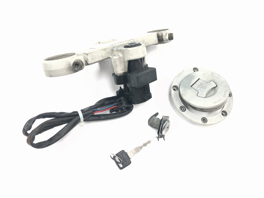 Honda CBR 900 RR SC28 [1995] - Lock set ignition lock tank cap seat lock fork bridge at the top