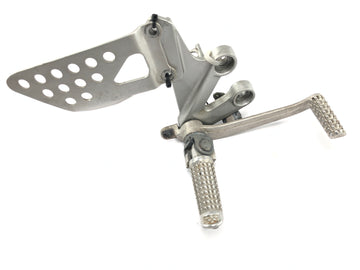Suzuki GSX R 1000 WVBZ K3 [2003] - Footrest system driver's right footrest holder with brake pedal