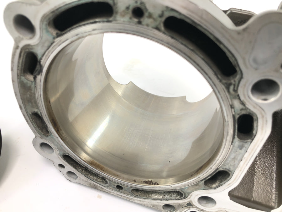 KTM 950 Adventure LC8 [2004] - cylinder with piston at the front