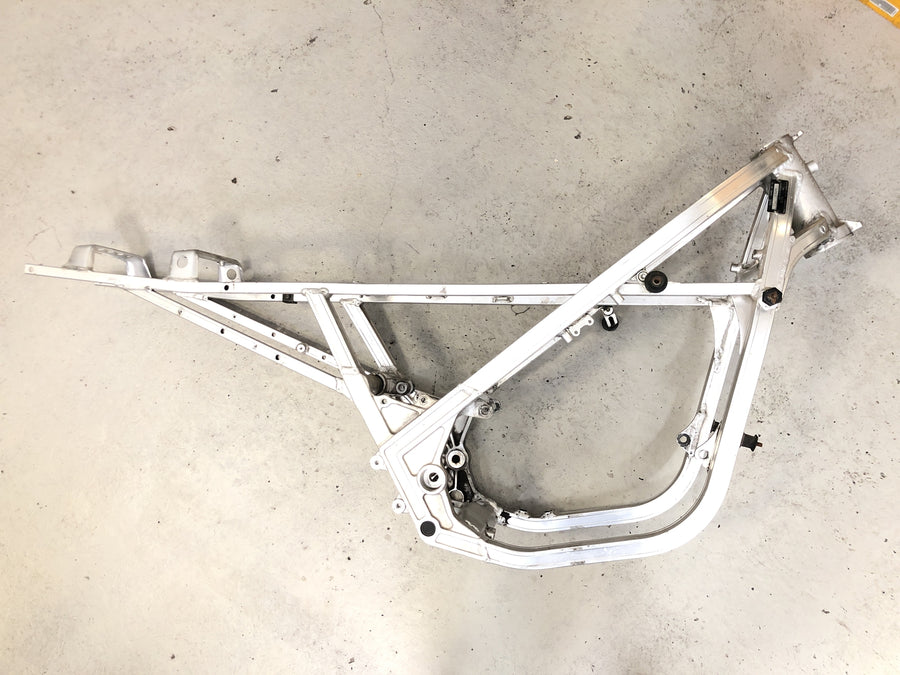 Suzuki RG 250 Gamma GJ21D [1987] - Frame main frame without papers