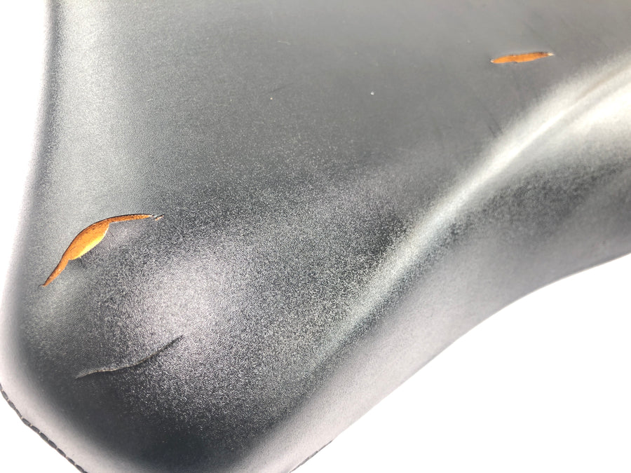 Suzuki GSX R 1000 WVBZ K3 [2003] - Driver's seat bench cover has cracks