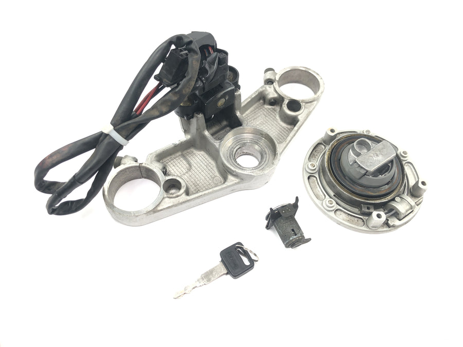 Honda CBR 900 RR SC28 [1995] - Lock set ignition lock tank cap seat lock fork bridge at the top