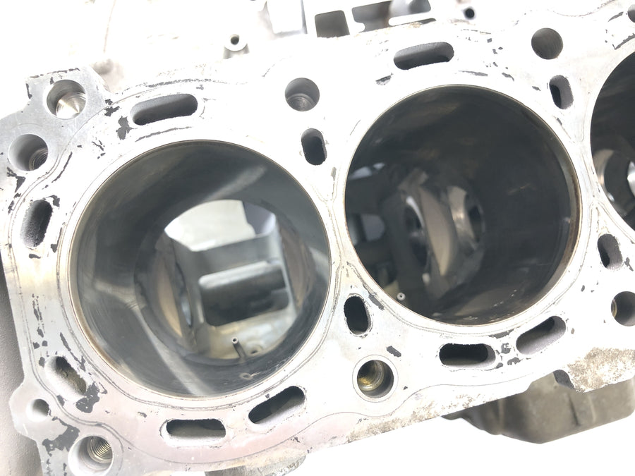 Suzuki GSX R 1000 WVBZ K3 [2003] - Engine housing cylinder block engine block with pistons