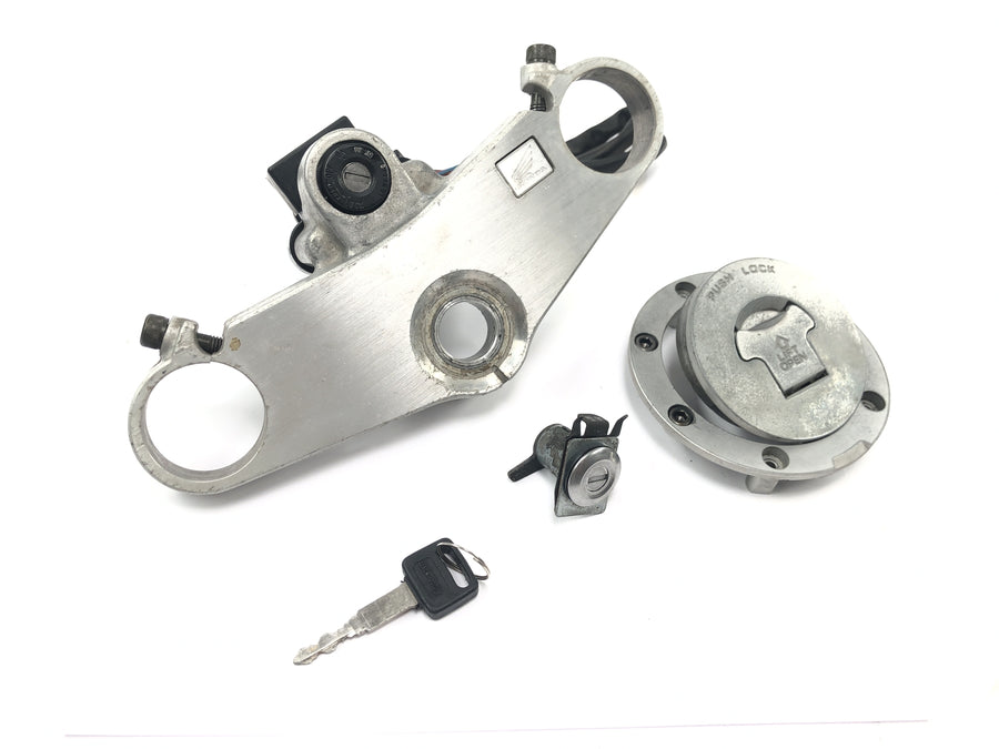 Honda CBR 900 RR SC28 [1995] - Lock set ignition lock tank cap seat lock fork bridge at the top