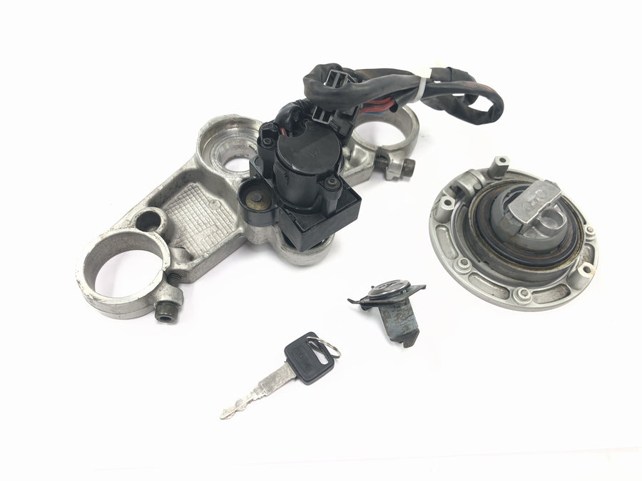 Honda CBR 900 RR SC28 [1995] - Lock set ignition lock tank cap seat lock fork bridge at the top