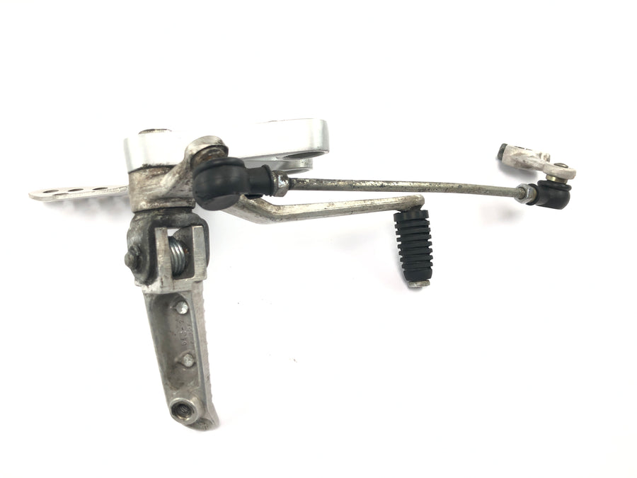 Suzuki GSX R 1000 WVBZ K3 [2003] - Footrest system driver's left footrest holder with shift lever
