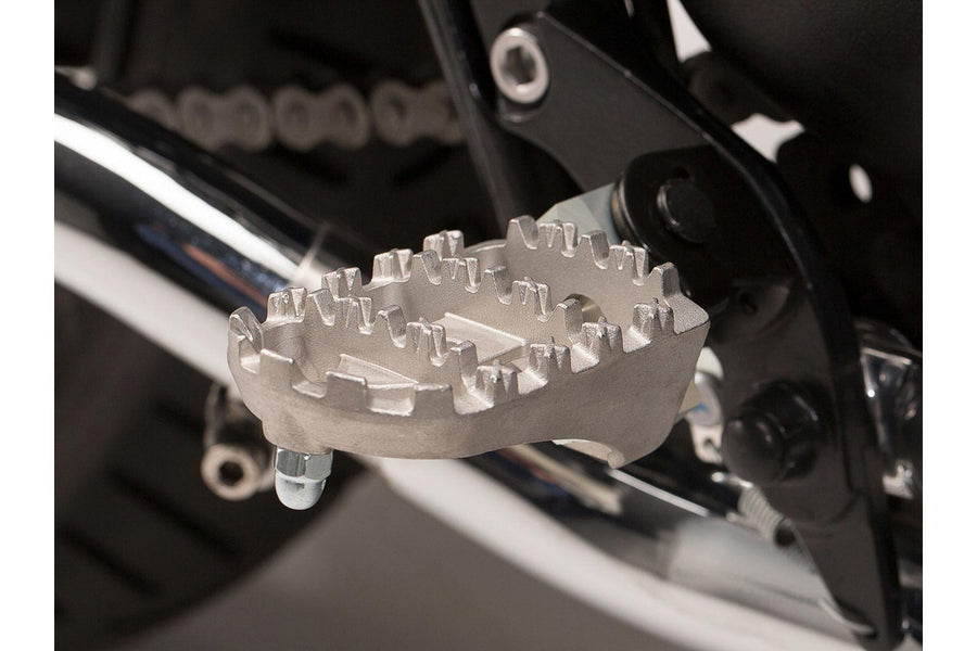 Triumph Bonneville 865 T 100 Steve Mcqueen SE [2012] - ION footrest kit – picture 5